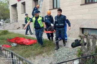 Женщина выпала с девятого этажа в Павлодаре и осталась жива